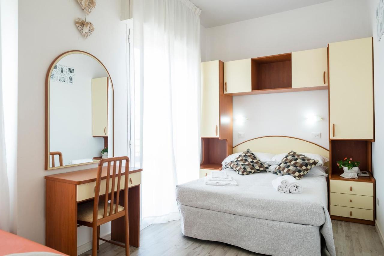 Hotel Crosal Rimini Ngoại thất bức ảnh