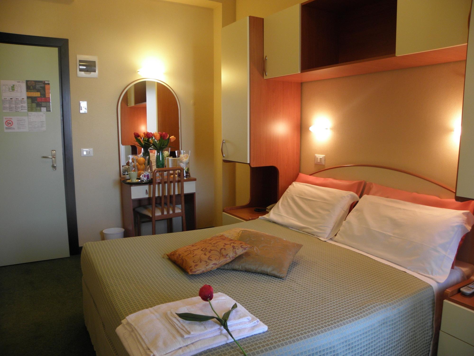 Hotel Crosal Rimini Ngoại thất bức ảnh