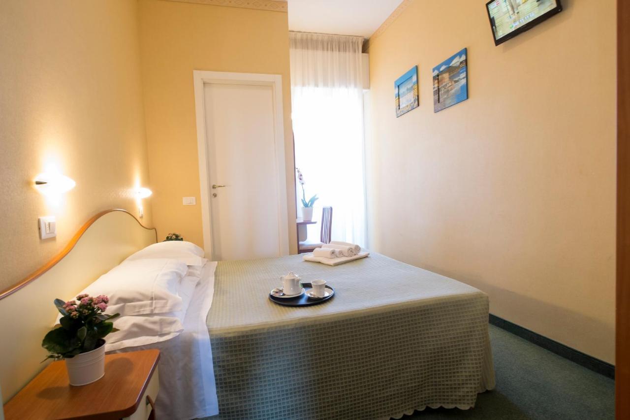 Hotel Crosal Rimini Ngoại thất bức ảnh