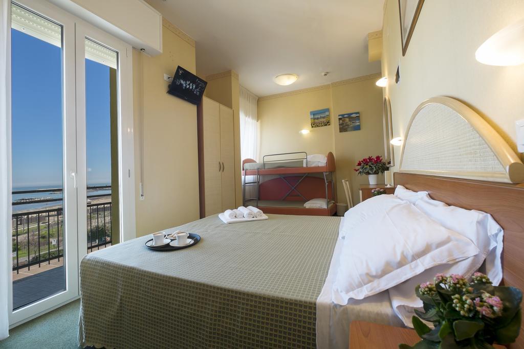 Hotel Crosal Rimini Ngoại thất bức ảnh