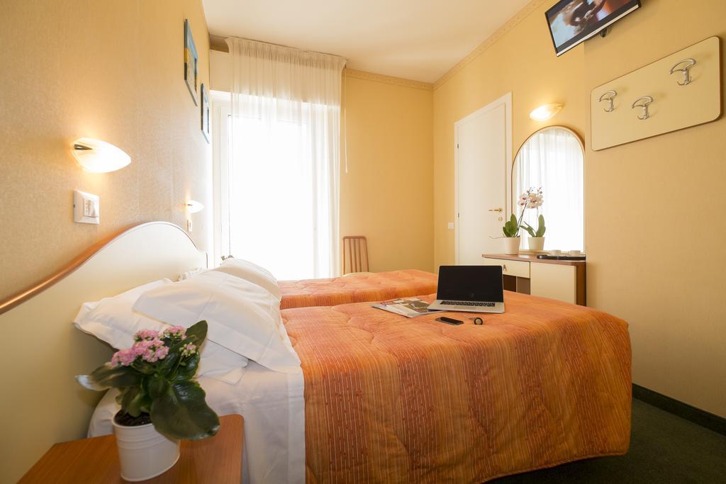 Hotel Crosal Rimini Ngoại thất bức ảnh