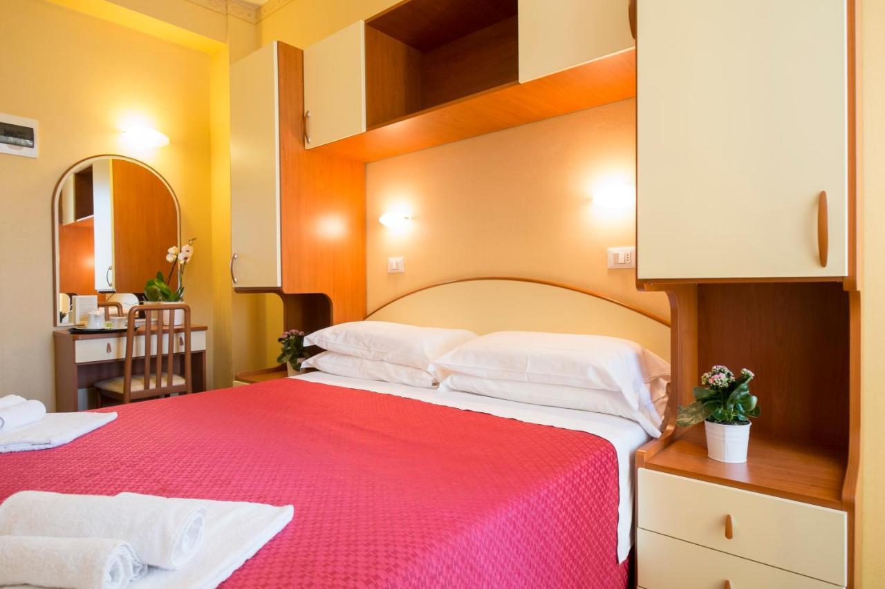 Hotel Crosal Rimini Ngoại thất bức ảnh